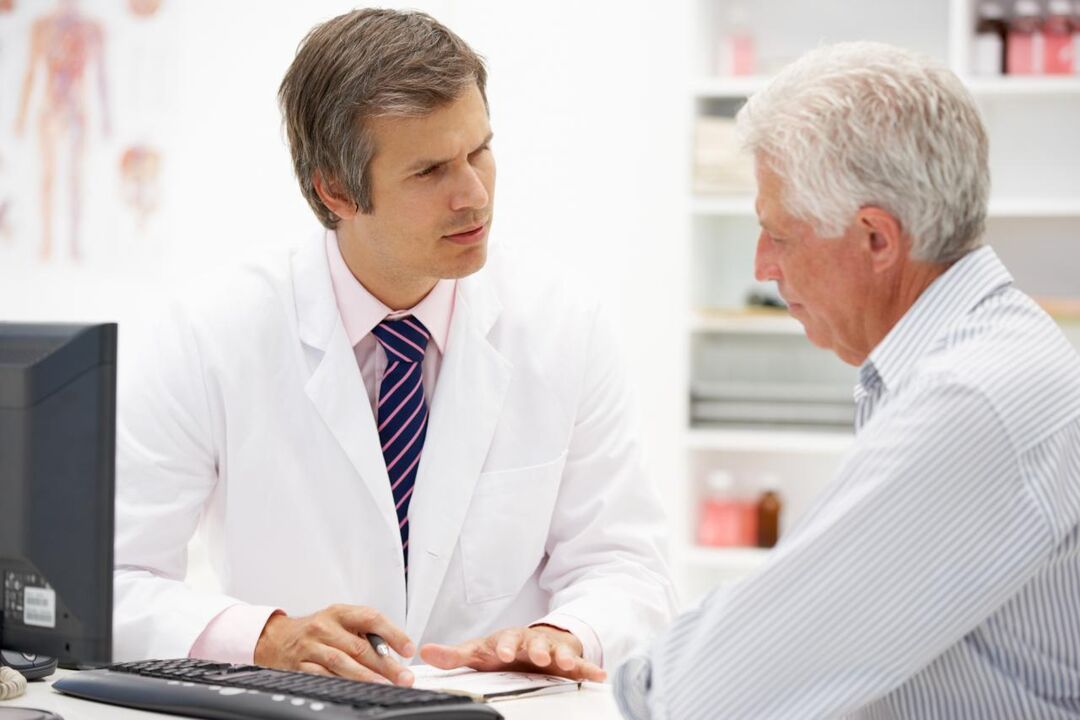 médico prescreve medicamentos para prostatite ao paciente