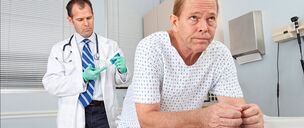 Massagem da próstata em uma consulta de proctologista - prevenção da prostatite